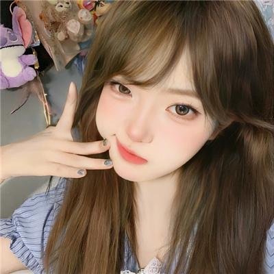 女人步上楼梯时